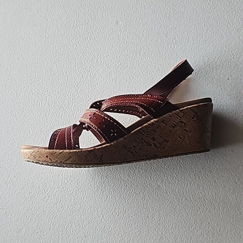 New Sketchers Beverlee Wedge in Chocolate, Size 8 - Picture 2 of 5